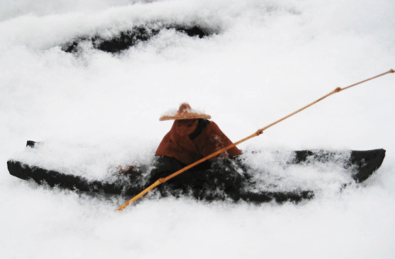 Depuis les temps anciens de nombreux sages et saints ont vécu au bord de l’eau. Quand ils sont sur l’eau ils pêchent non seulement le poisson, mais aussi des hommes et la voie. Ils font encore mieux; ils s’attrapent eux-mêmes à l’hameçon.
En pêchant le pêcheur, ils sont le pêcheur pêché, pêché par la voie.
Dogen 1200-1253 (Fondateur de l’école Soto)
